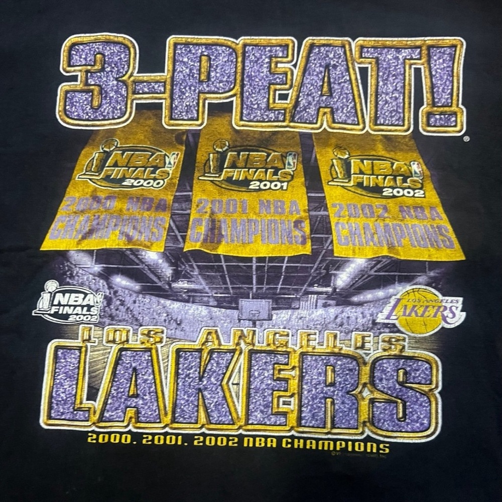 Vintage Lakers Tshirt 
3-peat 2000,2001, and 2002 

Size Medium color black